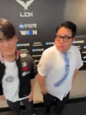 Gumayusi继《晚安大小姐》之后最新力作：和记者合跳Bara~Bam~