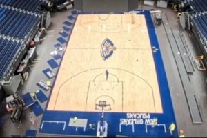 NBL晒鹈鹕澳大利亚赛地板铺装过程视频！全是美国空运来的！
