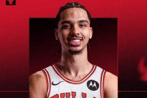 夏联场均9.4分4.4板！公牛官方：球队与弗劳尔斯签下双向合同