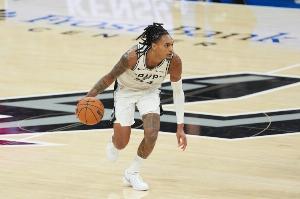 外线开火！瓦塞尔半场9中4拿到12分4板 三分6中3