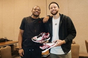 美记：UA将继续与库里旗下球员合作 库里品牌将拥有优先购买权