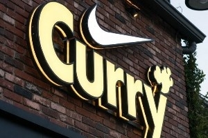 库里与安德玛分道扬镳！美迷：安德玛要倒闭喽！安踏耐克准备搅局