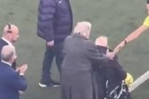 回诺坎普！巴萨赛前办仪式，曾参与诺坎普落成典礼的资深会员参加