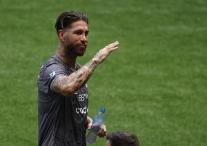 罗马诺：39岁拉莫斯不打算退役，他将评估收到的报价