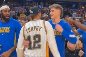 心系球队！哈利伯顿身穿弗菲球衣观赛 并与球员本人场边互动