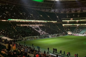 亚冠二国安战麦克阿瑟赛前，北看台球迷用手电筒组成冠军奖杯形状