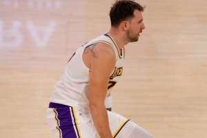 吃T是隐患！东契奇上半场17中8爆砍24分3板2助 三分7中3