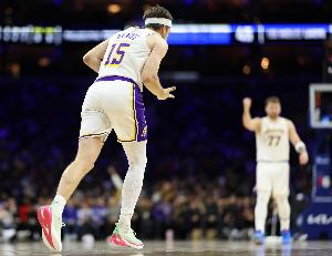 差距较大！湖人半场8罚5中全部来自于东契奇 马刺则是19罚16中