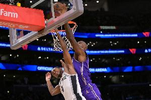 暴力隔扣+招牌钉板大帽！詹姆斯全场拿下19分15板8助3帽正负值-16