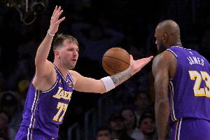 说好的3核无解呢？极致拧巴的湖人 指望交易不如先变阵用好手中牌