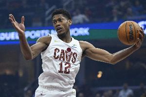 得分手！亨特半场9中4&三分7中3拿到13分 其余数据栏皆是0