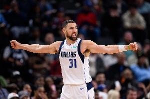 外线有谱！克莱半场10分钟三分5中3拿到10分 正负值+1