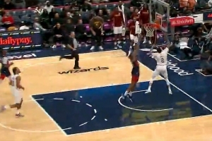 刚夸你防守！大球精彩防守掏球抢断 反击上空篮不中&偏得离谱