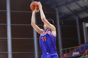 表现很不错！齐麟11中7高效拿到全队第二高21分 其中三分6中4