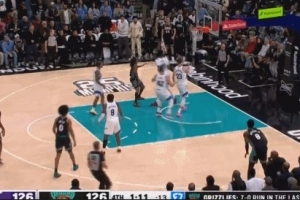 离谱！莫兰特持球突破 球莫名其妙脱手出界&白白交出球权