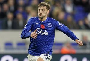 记者：埃弗顿中场霍尔似乎遭遇腿筋受伤，离场时获得球迷掌声