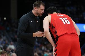 队记：开拓者应该为杨瀚森改变球队战略 现在不上不下很尴尬