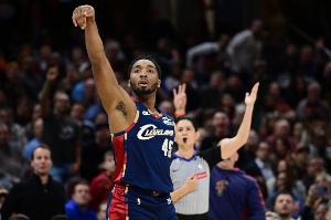 火力凶猛！米切尔本赛季已经投进100记三分 联盟首人