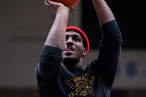 太铁了！雷吉·佩里15中3得12分10板3助 三分5中0