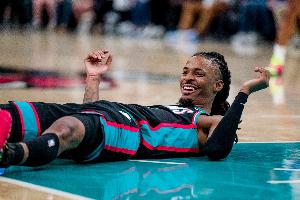 你不会是故意的吧？莫兰特关键时刻跳投改传球失误&突破球出界