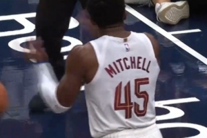 高难度！米切尔冲击篮筐拉杆打中 随后给裁判鼓掌被吹技犯