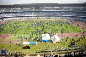 大批球迷冲场！印媒：因管理混乱+安全原因 梅西被迫提前结束绕场