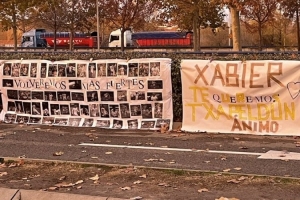 皇马球迷在俱乐部训练基地外挂横幅，支持阿隆索和维尼修斯