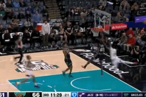 展现天赋！埃斯·贝利迅速退防 追身单臂血帽掀翻科沃德