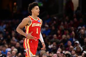 解说：杰伦·约翰逊就是新鹰王 为特雷·杨搭的这个台子太适合他