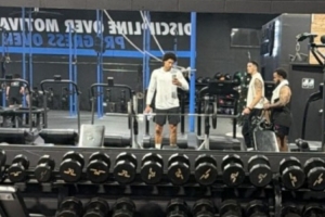 享受生活但也不忘老本行！本·西蒙斯晒健身房对镜自拍照