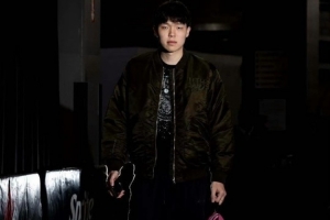 与奥登合照&布置了小圣诞树！杨瀚森晒近照：12月