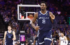 表现不多！小贾伦13中6仅拿12分5板3助1帽 4次犯规