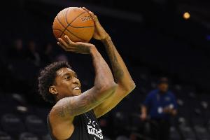 稳定表现！麦克丹尼尔斯15投8中 砍下17分5篮板5助攻