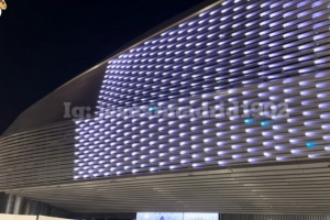 博主晒画面：伯纳乌球场在夜晚进行外景灯光测试