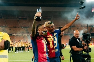 亚马尔社媒晒与拉菲尼亚合照：生日快乐大哥，永远支持你