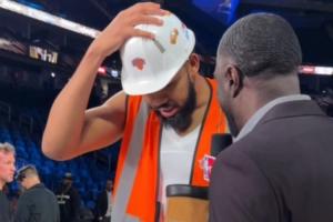 头戴安全帽 身披建筑背心！唐斯：准备加班了 我现在要去纽约修路