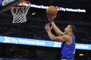 大举反击！班凯罗上篮打中后贝恩反击得手 魔术轰16-4反超打停