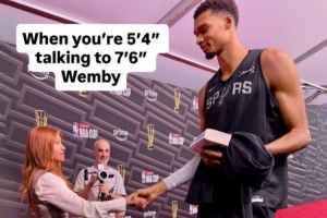 普通人视角！女记者晒与文班亚马握手照：1米63和2米32