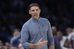 拿回球权！马刺前场传导球出界 雷霆挑战成功