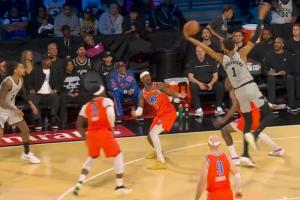 这是怪物啊！马刺吊球险些失误 文班大长胳膊夸张捞回来了……