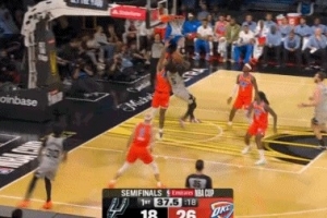 勇闯龙潭虎穴！卡斯尔反击冲击 扛着杰伦威空中转身打板上篮！