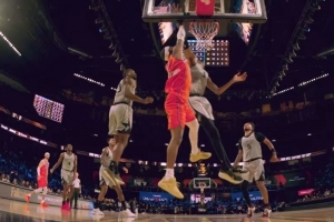 艺高人胆大！亚历山大突破迎着文班防守 打板上篮命中