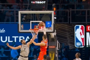 空中轰炸！多特抛传输送炮弹 哈滕起飞空接单臂灌篮