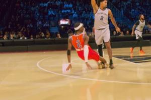 亚历山大撤步跳投造成哈珀犯规 裁判回看之后没有升级