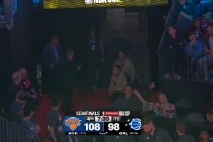 上半场爆砍25分！萨格斯左臀受伤被迫离场 懊恼甩飞发带+扔掉毛巾