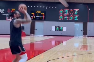 空间型5号位练成中！亚当斯训练44秒内底角三分12中10！