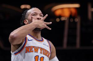 外线开炮！布伦森追身三分命中 赌城送飞吻打停魔术