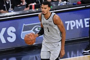 一夫当关 万夫莫开！文班21分钟砍下22分9板 正负值+21破灭雷霆！