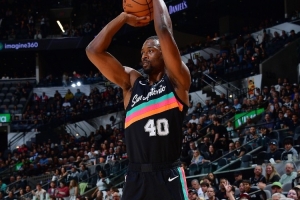 紧张？巴恩斯外线三分依旧不中 马刺开场三分12中0&巴恩斯6中0