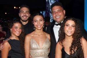 今日趣图：传下去，38岁的梅西和我踢球，都得跑着去捡球